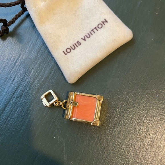 Authentic Louis Vuitton Yellow Gold Charm - Picture 6 of 8